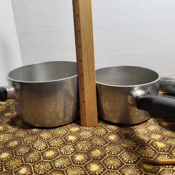 Vintage Wear Ever Heavy Aluminum Cooking Pots # 984 6C(1.5qt) and # 982 4C(1qt) - Picture 15 of 16